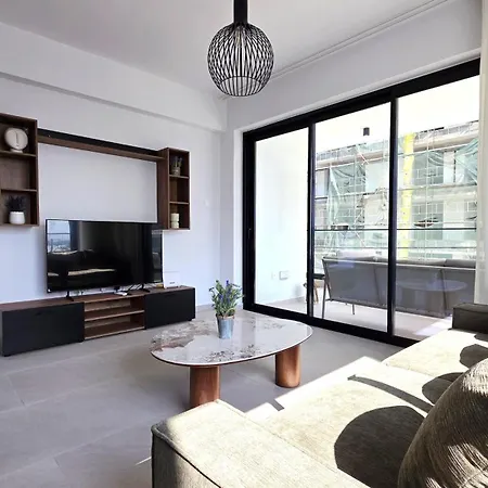 Spacious & Modern - Location 拉纳卡