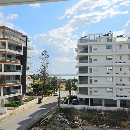 Spacious & Modern - Location 拉纳卡