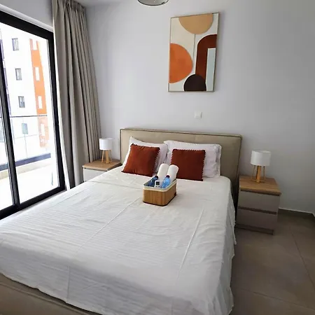 Spacious & Modern - Location * 拉纳卡
