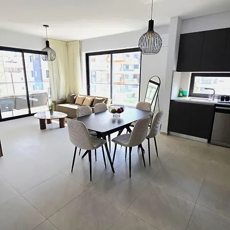 Spacious & Modern - Location *