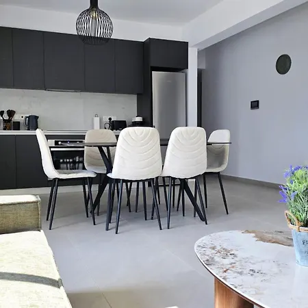 Spacious & Modern - Location * 拉纳卡